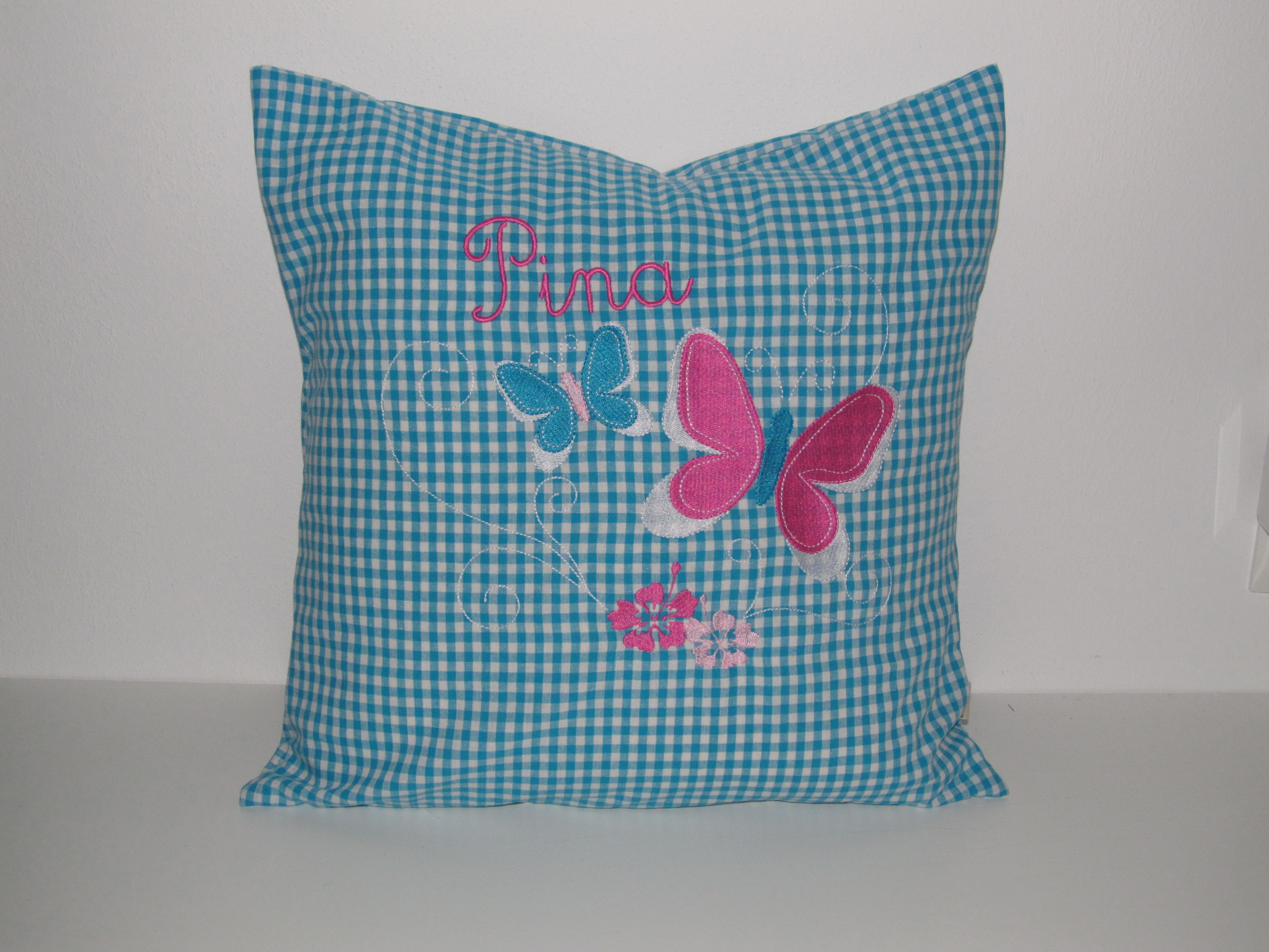 Kuschelkissen Schmetterlinge Pina – personalisiertes Dekokissen fürs Kinderzimmer | Lillykids – Bild 2